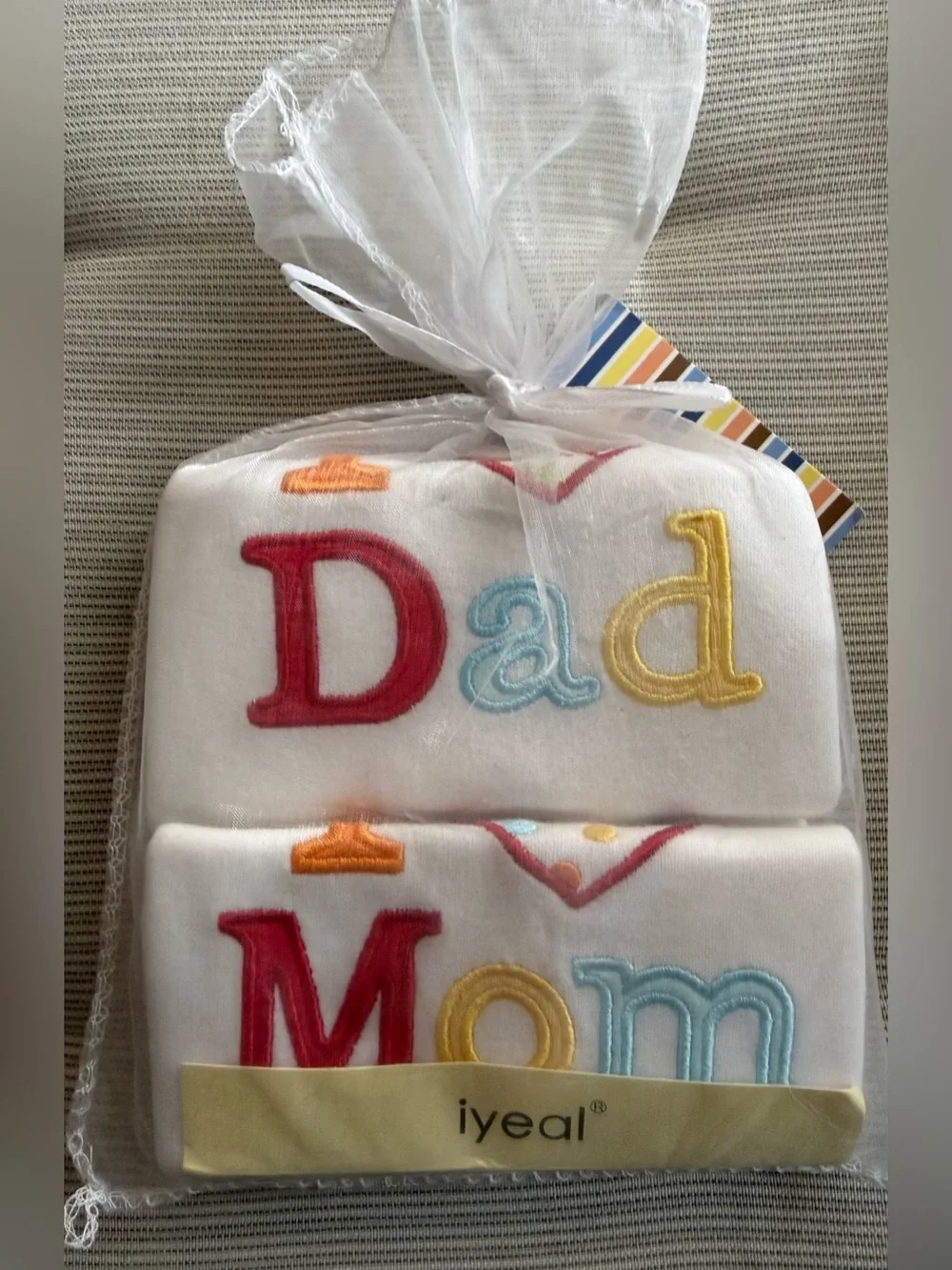 iyéal White I heart  'Dad' and I heart  'Mom' Embroidered Baby onuses Set of 2